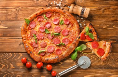 lezzetli biberli pizza ahşap tablo