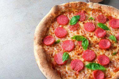 Lezzetli pizza salam tablo ile