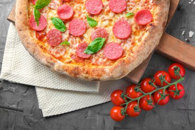 Lezzetli İtalyan pizza tablo üzerinde