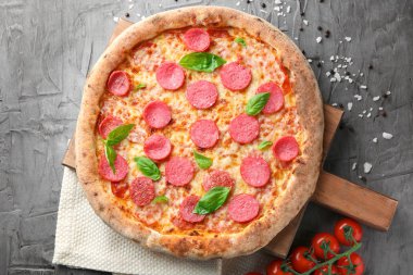 Lezzetli İtalyan pizza tablo üzerinde