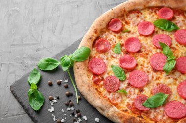 Masada lezzetli pizza ile kayrak plaka