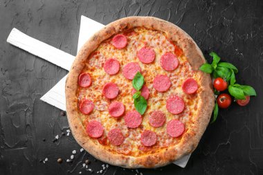 Lezzetli İtalyan pizza tablo üzerinde