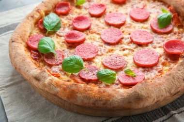Lezzetli pizza salam masada, closeup ile