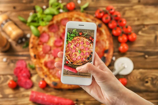 Mulher Tirando Foto Pizza Com Smartphone — Fotografia de Stock