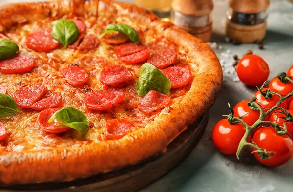 テーブル クローズ アップのおいしいペパロニピザ — ストック写真