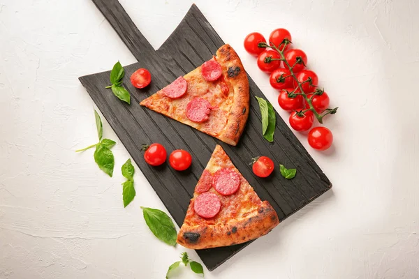 Wooden Board Slices Delicious Pizza Table — Stock Photo, Image