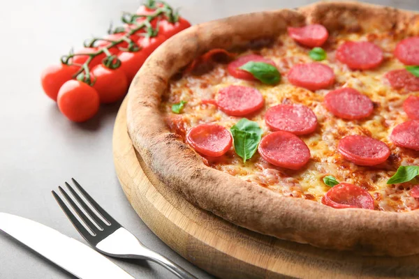 Leckere Italienische Pizza Auf Dem Tisch Nahaufnahme — Stockfoto
