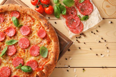 Ahşap masa üzerinde lezzetli pizza ile kompozisyon