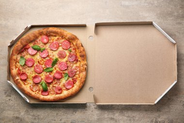 Lezzetli pizza üzerinde açık renkli karton kutu