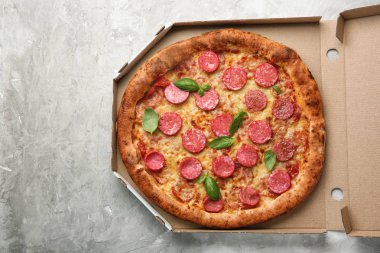 Lezzetli pizza üzerinde açık renkli karton kutu