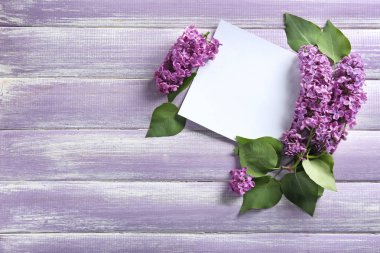 Renk ahşap zemin üzerine eflatun çiçekli boş kartı