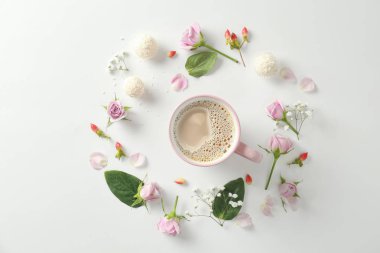Güzel düz Kupası ile kompozisyon kahve ve çiçek beyaz arka plan üzerinde yatıyordu.
