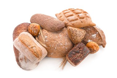 Beyaz arka plan üzerinde taze lezzetli ekmek çeşitli