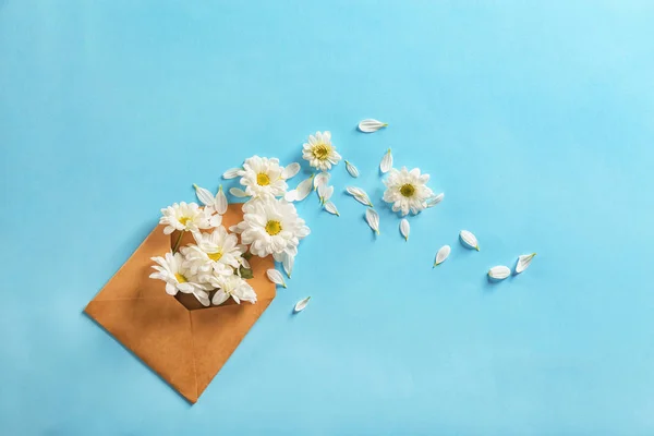 Renk Arka Plan Üzerinde Çiçekler Olan Açık Posta Zarf — Stok fotoğraf