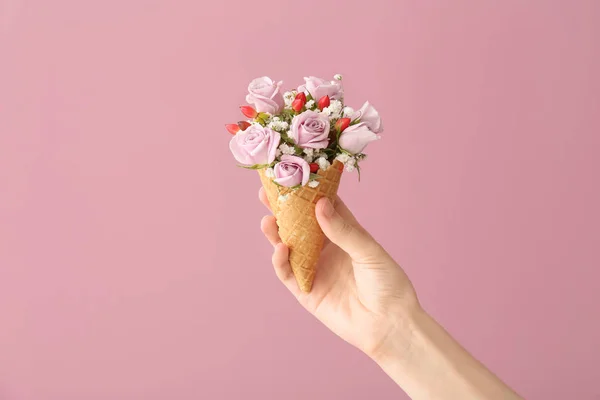 Frau Hält Waffelkegel Mit Schönen Blumen Auf Farbigem Hintergrund — Stockfoto