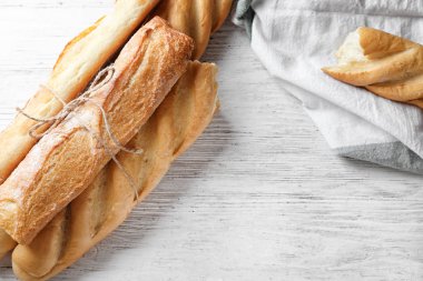 Beyaz ahşap masa üzerinde farklı taze lezzetli ekmek