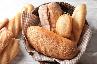 Tablo farklı taze lezzetli ekmek ile hasır sepet