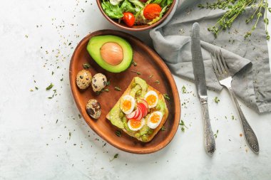 Açık renkli lezzetli tost ile kompozisyon