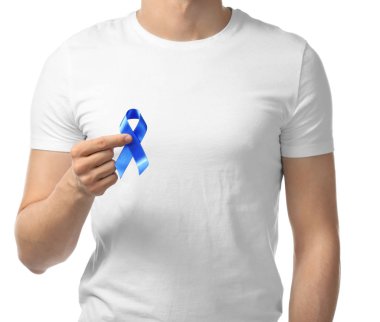 Mavi kurdele beyaz arka plan üzerinde tutan adam. Prostat kanseri kavramı