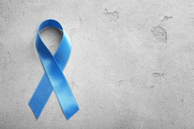 Gri zemin üzerine mavi kurdele. Prostat kanseri kavramı