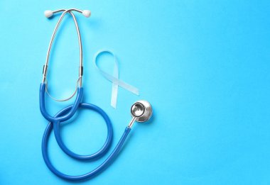 Blue ribbon ve stetoskop renk arka plan üzerinde. Prostat kanseri kavramı
