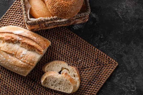 Wicker Basket Mat Fresh Tasty Bread Table — Stock Photo, Image
