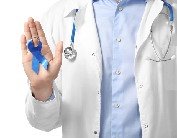 Dottore Che Tiene Nastro Blu Sfondo Bianco Primo Piano Concetto — Foto Stock