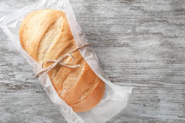 Ahşap arka plan üzerinde taze lezzetli ekmek