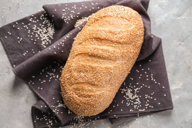 gri arka plan üzerinde taze lezzetli ekmek