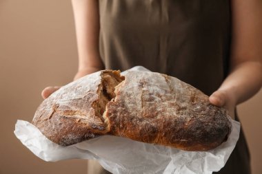 Taze lezzetli ekmek, closeup kırma kadın