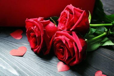 ahşap masa üstünde güzel güller