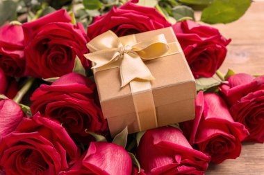 Güzel güller ve tablo, closeup hediye kutusu