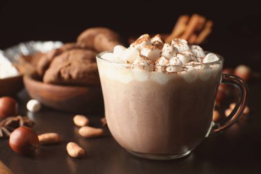 Sıcak kakao içecek ve masada marshmallow ile Kupası