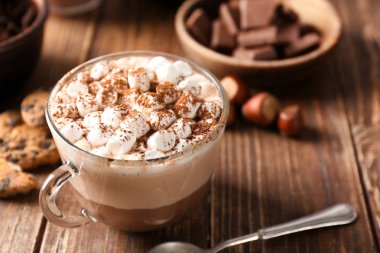Sıcak kakao içecek ve ahşap masa üzerinde marshmallows Kupası