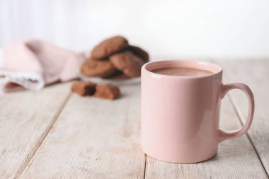 Beyaz tahta masada sıcak kakao içkiyle Kupası