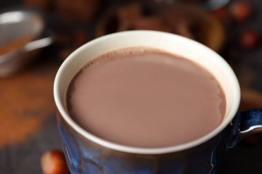 Tablo, closeup sıcak kakao içkiyle Kupası