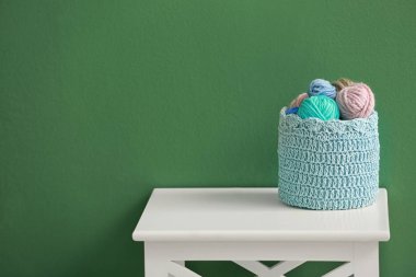 Sepet örgü ipliği renk arka plan karşı masada topları ile