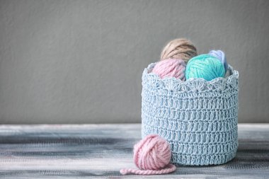 Sepet örgü ipliği renk arka plan karşı masada topları ile