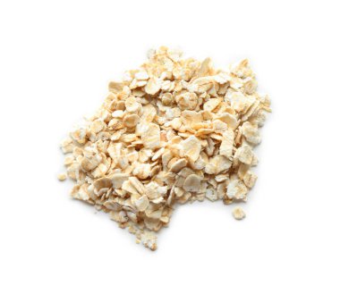 Beyaz arkaplanda bir yığın çiğ yulaf ezmesi