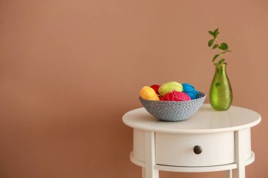 Örgü iplik ve vazo renk arka plan ile sepet