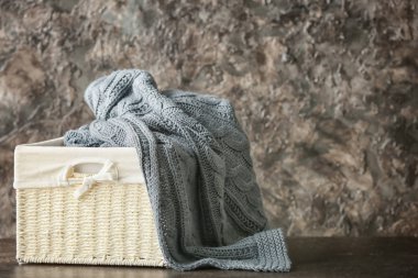 Karanlık dokulu arka plan üzerinde ekose örgü ile sepeti