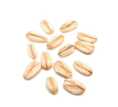 Beyaz arkaplanda çiğ yulaf ezmesi