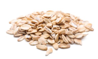 Beyaz arkaplanda bir yığın çiğ yulaf ezmesi