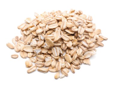 Beyaz arkaplanda bir yığın çiğ yulaf ezmesi