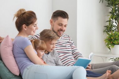 Mutlu aile birlikte evde kitap okuma