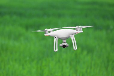 Modern quadcopter alanın üzerine uçan