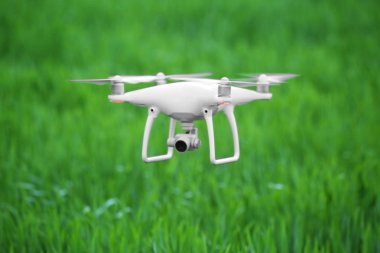 Modern quadcopter alanın üzerine uçan