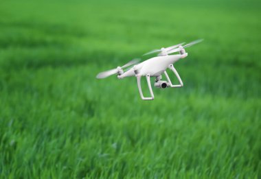 Modern quadcopter alanın üzerine uçan