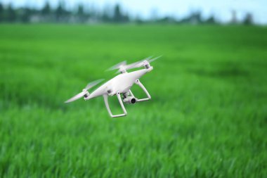 Modern quadcopter alanın üzerine uçan