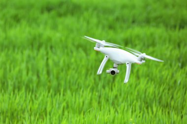 Modern quadcopter alanın üzerine uçan